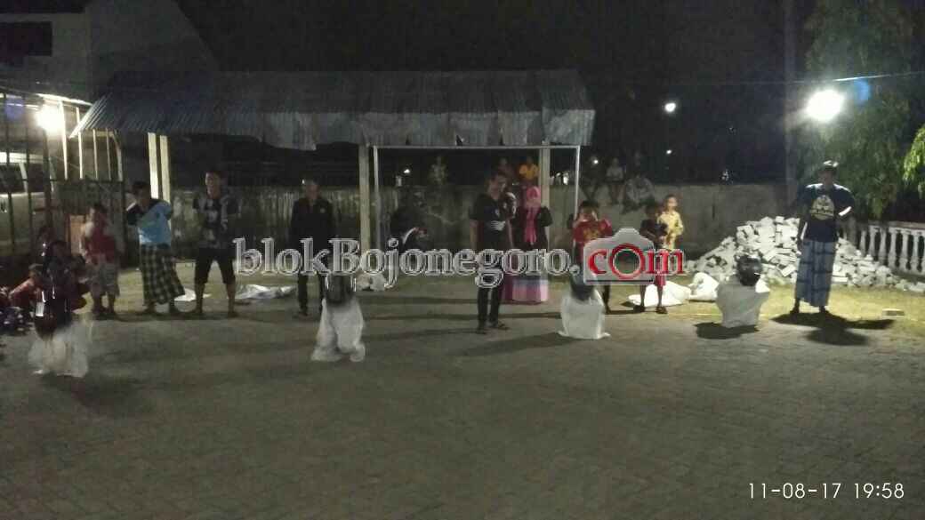 Serunya Lomba Balap Karung Berhelm di Sarangan