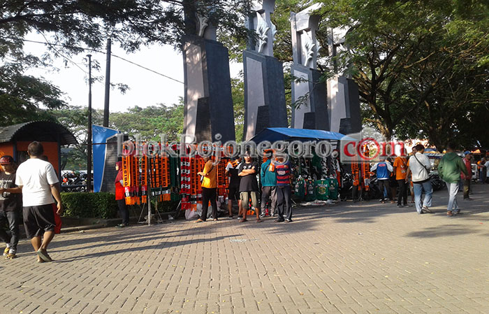 Persibo Main, Berkah Bagi Penjual Aksesoris