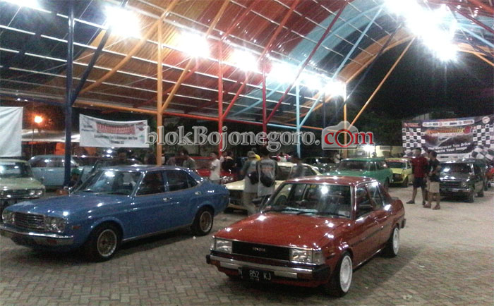 Malam Hari, Banyak Pengunjung Lihat Mobil Retro
