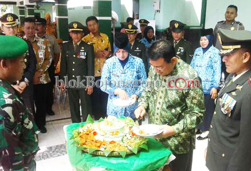 Kang Yoto Potong Tumpeng HUT TNI di Kodim