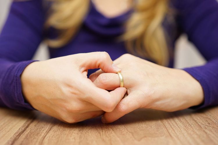 4 Cara Mudah Melepas Cincin yang Nyangkut di Jari