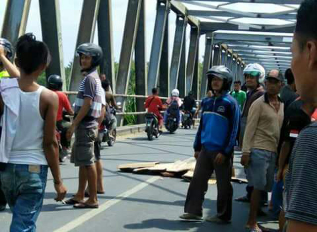 Diduga Tabrak Lari, 2 Perempuan Tergeletak di Jembatan Glendeng