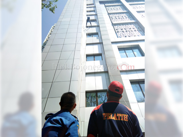 Personil Damkar Dilatih Pertolongan Korban di Gedung Pemkab