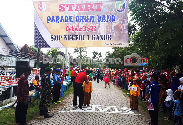 Hebat..! MI Islamiyah Sarangan Juara Umum Drumband