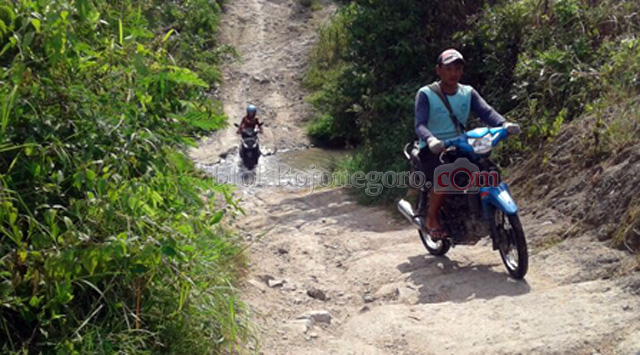 Ekstrim, Jalan di Poros Desa di Sekar Curam