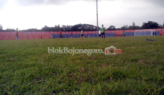 Ketika Uji Coba, Diharapkan Rumput Stadion Sudah Bagus