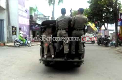 Asyik Ngopi, 12 Pelajar Terjaring Razia Satpol