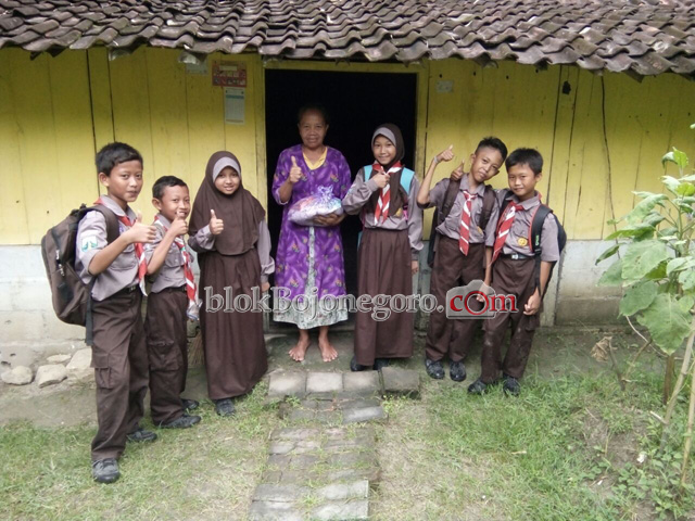 Pramuka SDN Klempun Berikan Bantuan untuk Keluarga Kurang Mampu