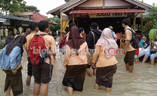 Meski Banjir, Siswa SMAN 4 Tetap Semangat
