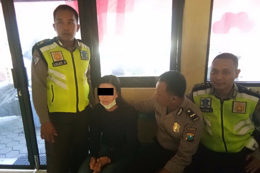 Wanita Cantik Tertangkap Curi Tas Pemilik Toko