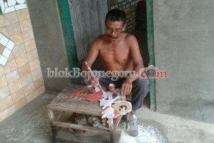 Karno, Manfaatkan Kardus Bekas untuk Buat Wayang