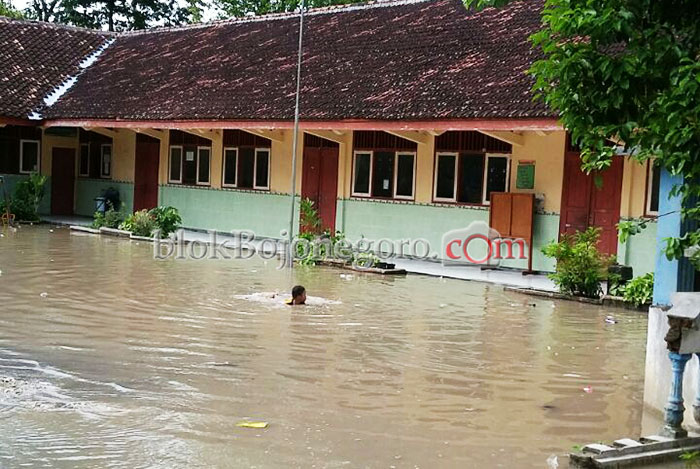 Meski Banjir, Siswa MI Ngablak Tetap Sekolah