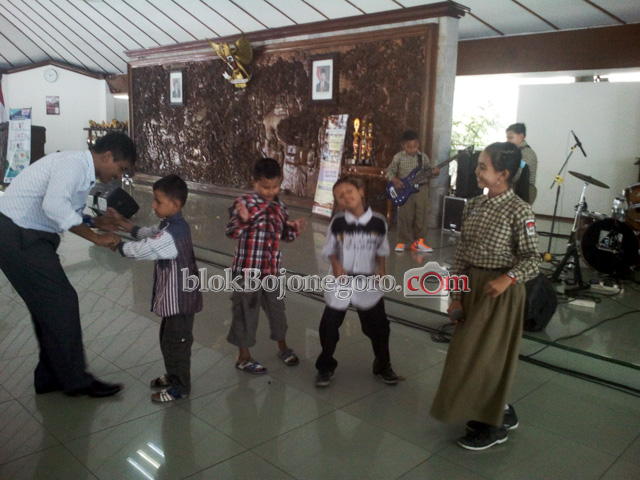 Dengar Musik Kesukaan, Siswa Inklusi Bergoyang