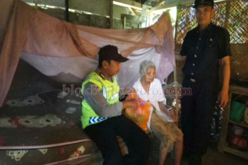 Pemdes dan Polsek Ngasem Lakukan Bakti Sosial