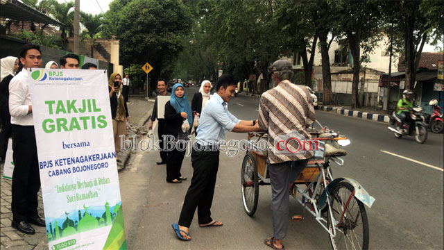Peduli, BPJS Ketenagakerjaan Bojonegoro Bagikan Takjil