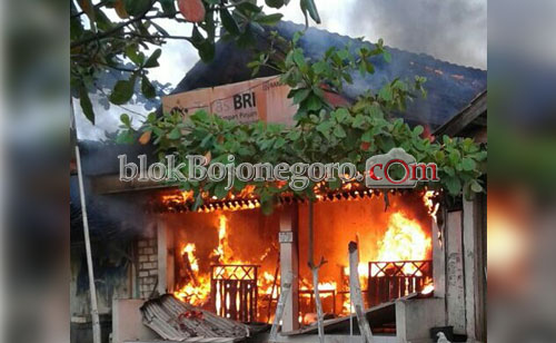 Kantor BRI Prambontergayang Soko Terbakar