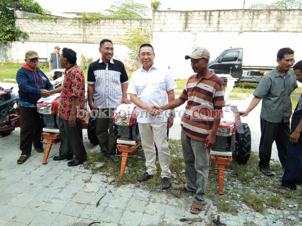 Anggota DPR RI, Wihadi Wiyanto Salurkan Traktor untuk Petani