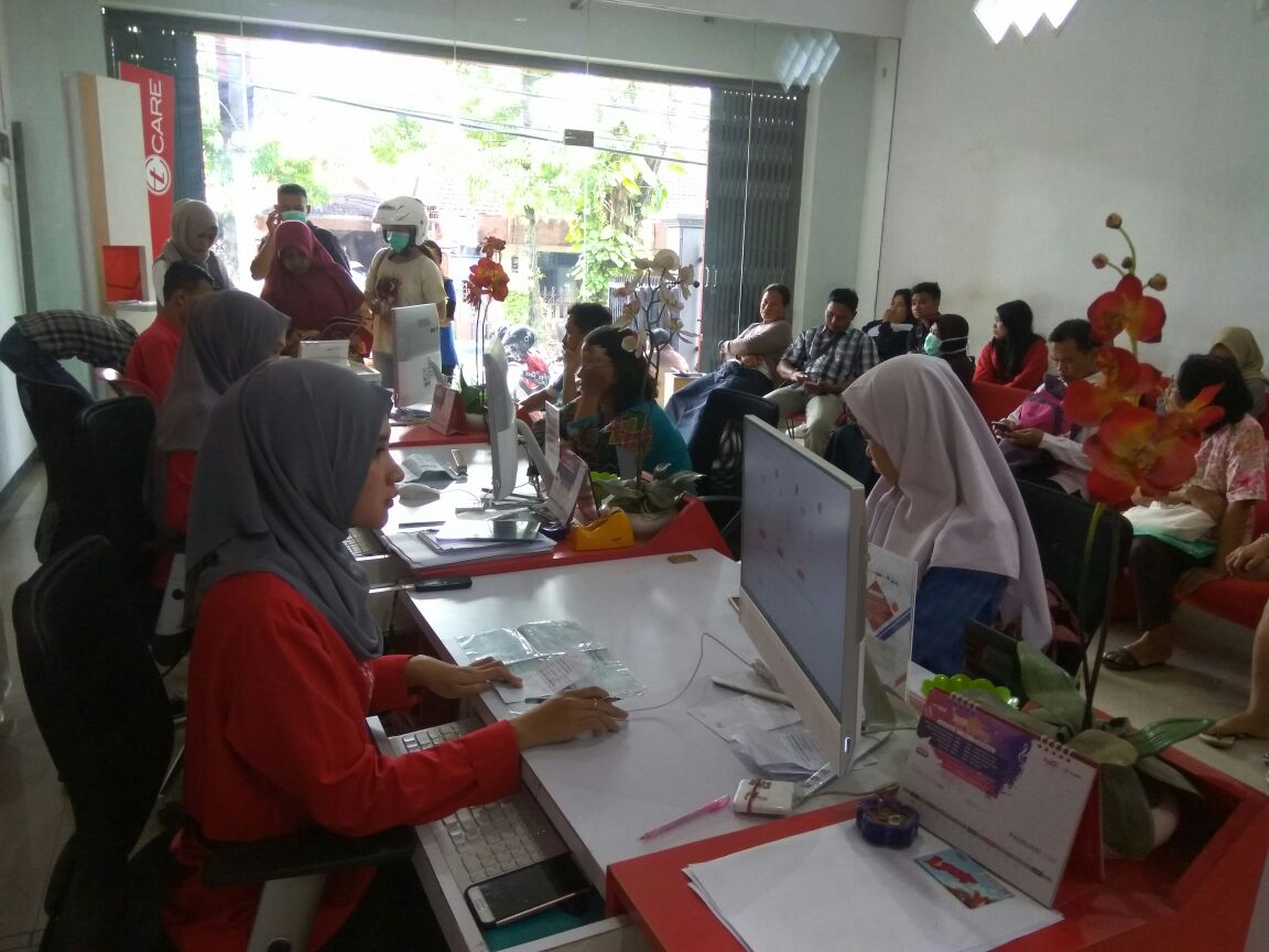 Hari Terakhir Registrasi Sim Card, Gerai Operator Ramai
