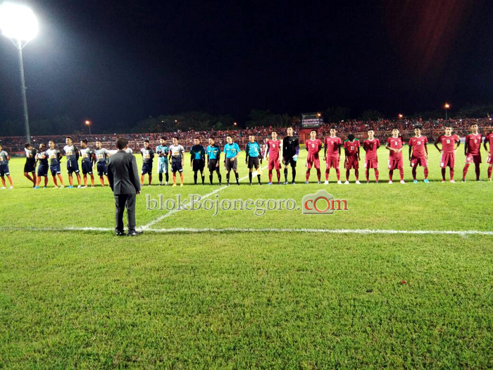 Awal Petandingan Persibo dan Timnas Saling Serang
