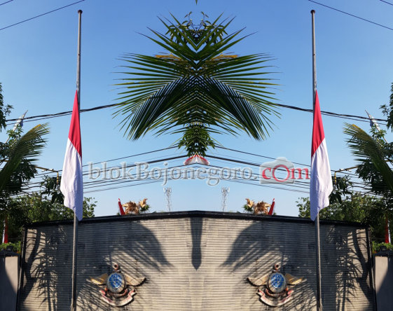 Pemkab Bojonegoro Pasang Bendera Setengah Tiang