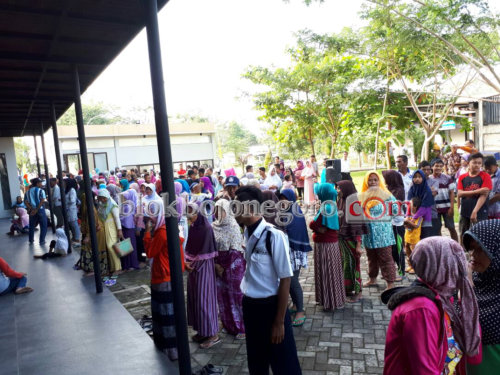 Pengelola Masjid Al-Birru Pertiwi Berbagi Sembako