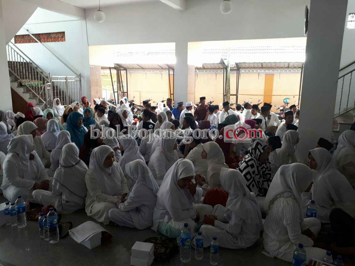 Ortu dan Siswa MI se-Padangan-Margomulyo Tersedu