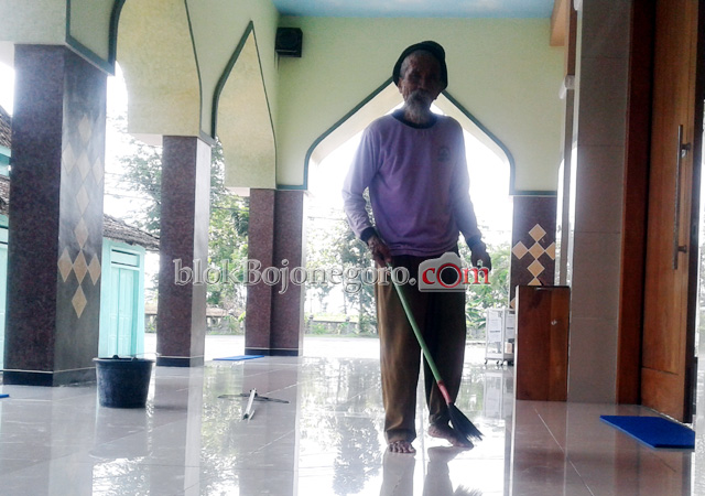 Usia 82 Tahun, Sunandar Rela Jadi Marbot Masjid