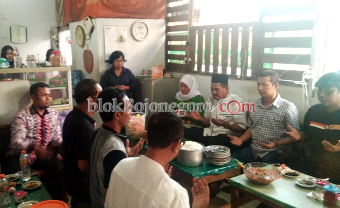 Ingat Masuk Bojonegoro, Bu Anna Syukuran Bersama di Warkop Bu Tiyok