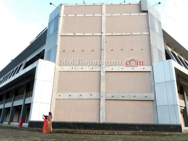 Perbaikan Fiber GOR Dabonsia Bareng Pembangunan Sarpras