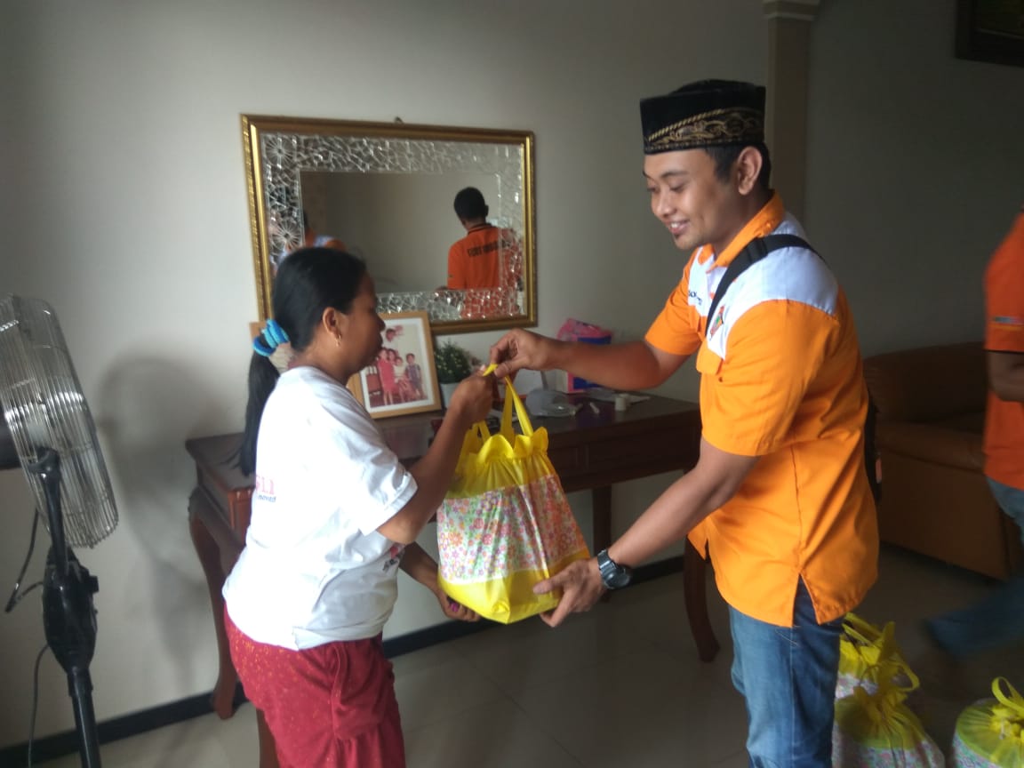 Peduli Sosial, Kosgoro Bagikan Bingkisan Lebaran