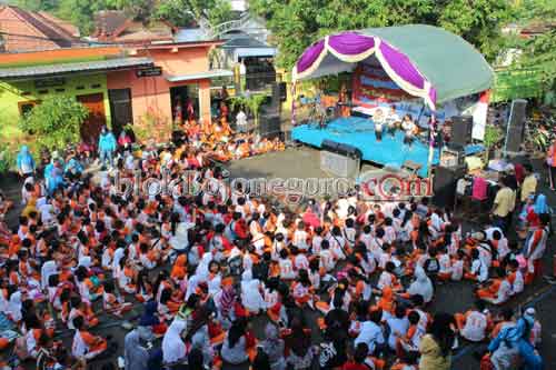 Peringati Hardiknas, SDN Kepatihan Gelar Jalan Sehat