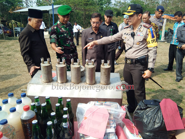 Polres Bojonegoro Musnahkan Ratusan Liter Miras