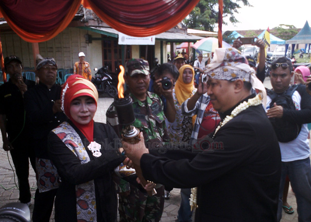 Camat Dander Terima Api Abadi Dari Camat Ngasem