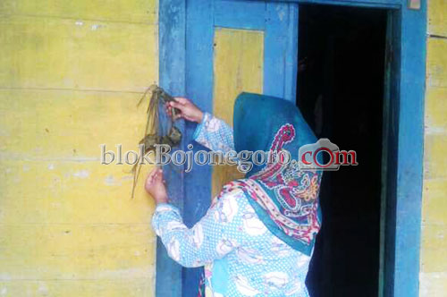 Unik, di Sekar Ketupat Digantung di Depan Pintu