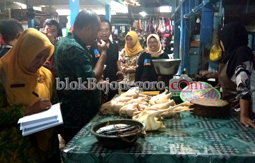 Operasi Pasar Gabungan, Amankan Jajanan untuk Diteliti