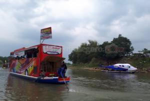 Bentuk Unik, Penonton Tercengang Melihat Perahu Hias