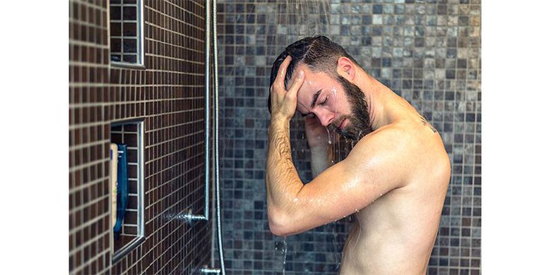 Manfaat Bilas Air Hangat usai Cuci Rambut