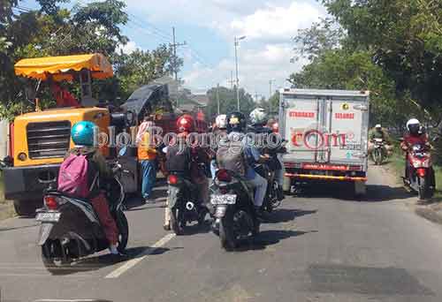 Hati-Hati Macet, Jalan di Balen Diperbaiki