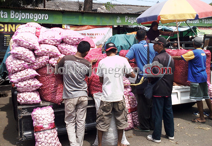 Jelang Puasa, Harga Bawang Merah Turun, Bawang Putih Naik