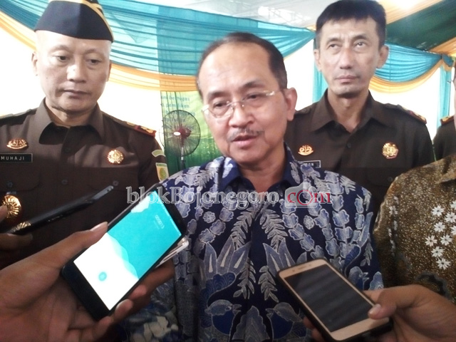 Jaksa Agung Berikan Mikroskop kepada 3 Sekolah