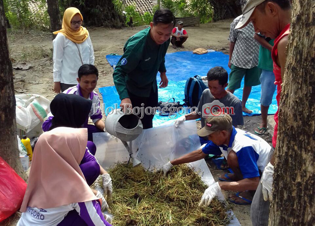 Mahasiswa STIKes ICsada Ajari Warga Buat Pupuk