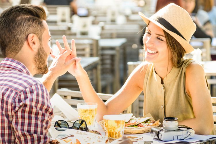 Jangan 'Geer', Ini Tanda Perempuan Menyukai Pria
