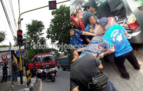 Pasang Stiker, Pegawai Telkom Kesetrum
