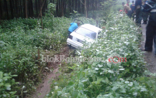 Hilang Kendali, Mobil Nyungsep Keluar Jalur