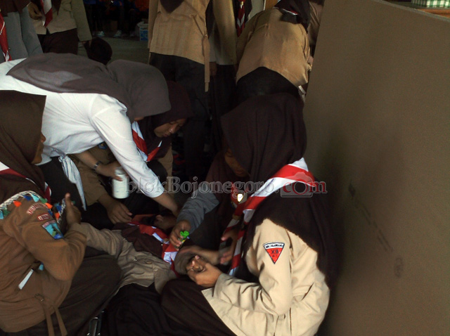 Puluhan Siswi Pingsan saat Ikuti Upacara Kemah Bhakti ke 3