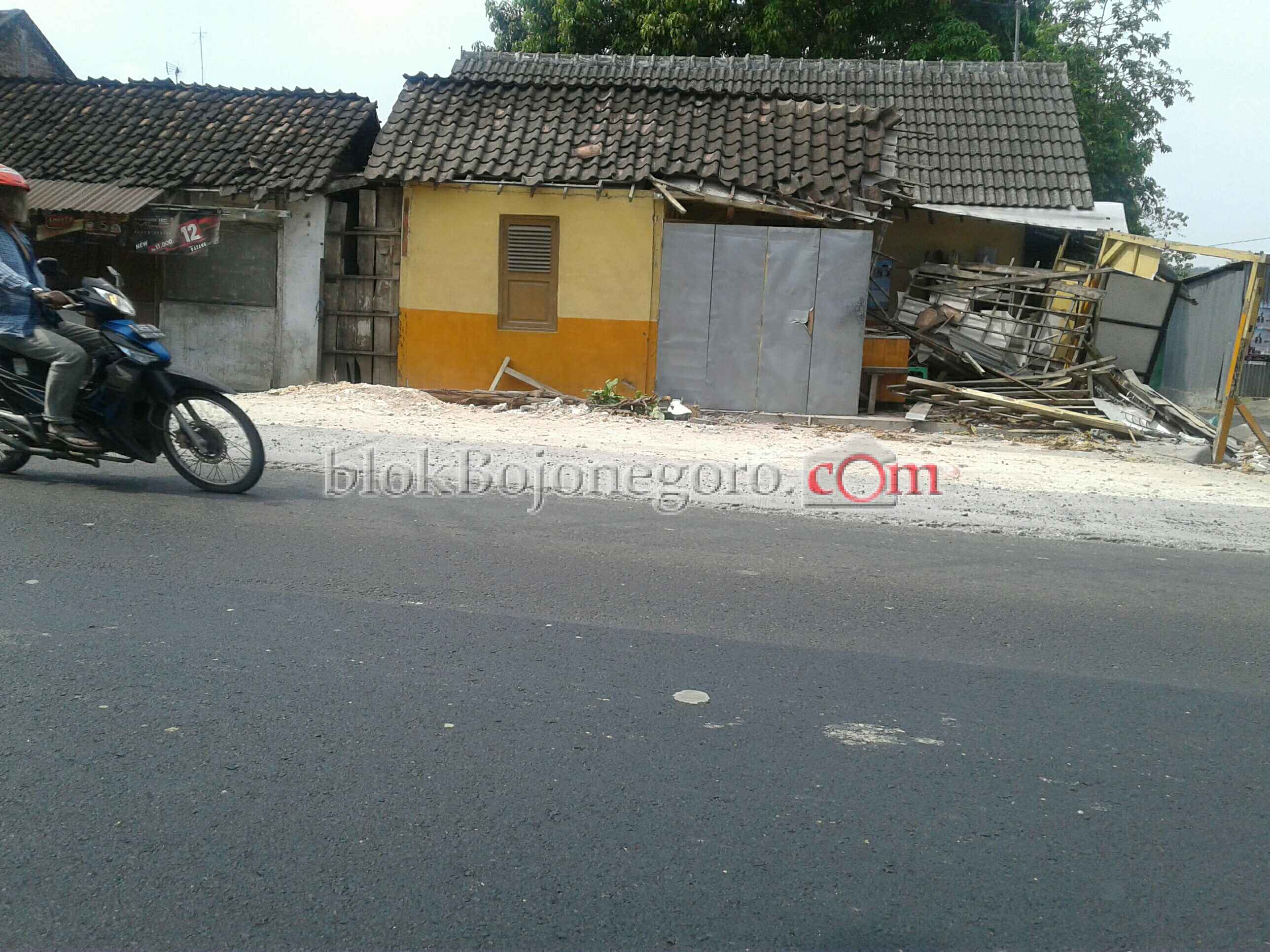 Pasca Dihantam Truk Warung Mak Yah Belum Buka