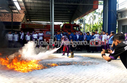 Mahasiswa Kampus Ungu Padamkan Api di BPBD