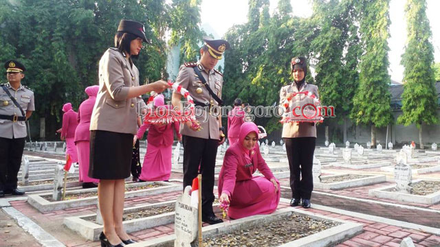 Peringati HUT Bhayangkara, Polres Bojonegoro Ziarah Makam Pahlawan