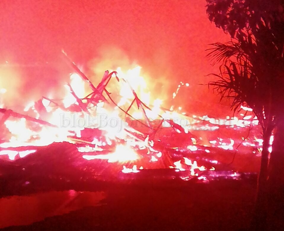 Korsleting, Pertokoan di Pasar Desa Balongrejo Ludes Terbakar