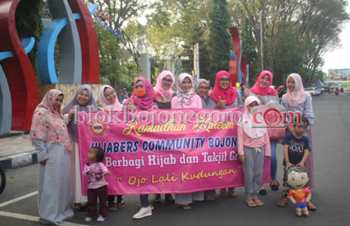HCB dan Wakul Bo Bagi-bagi Jilbab dan Takjil